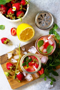 Taze srtawberries, limon ve buz hafif bir taş ile Limonata
