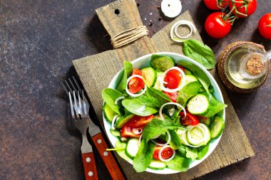 Vitamin atıştırmalık. Salata taze sebze ve ıspanak ile karanlık