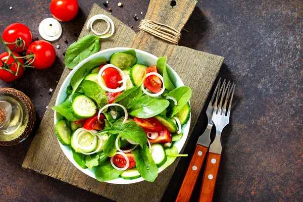 Lanche de vitaminas. Salada com verduras frescas e espinafre em um escuro — Fotografia de Stock