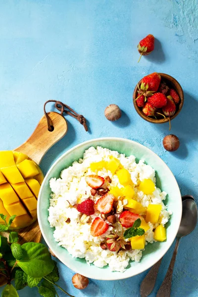 Pequeno-almoço dietético para a hora de verão. Queijo cottage fresco com str — Fotografia de Stock