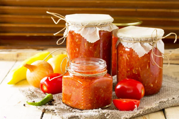 Domowe konserwowanie. Sos pomidorowy z warzywami w kuchni — Zdjęcie stockowe