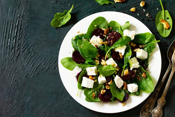 Salad with spinach, feta cheese, beetroot and walnut, vegetable — Stock Photo, Image