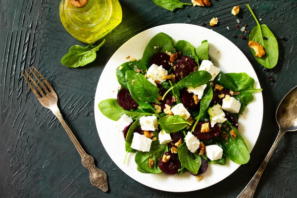 Салат со шпинатом, сыром фета, свеклой и грецким орехом, овощами — стоковое фото