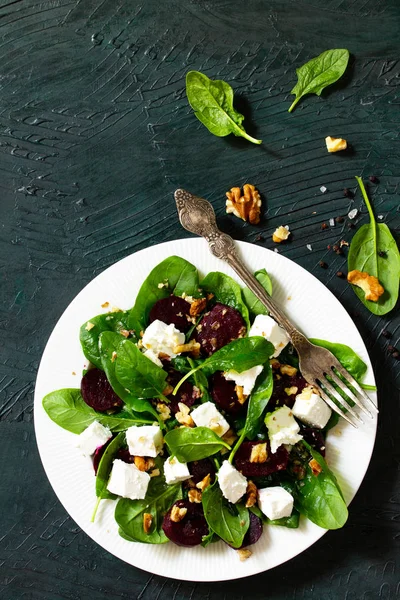 Ensalada con espinacas, queso feta, remolacha y nuez, verduras — Foto de Stock