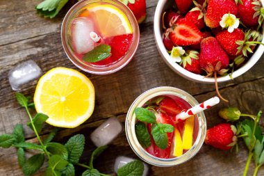 Rustik ahşap masada taze Çilek limonata. Üst görünüm düz 