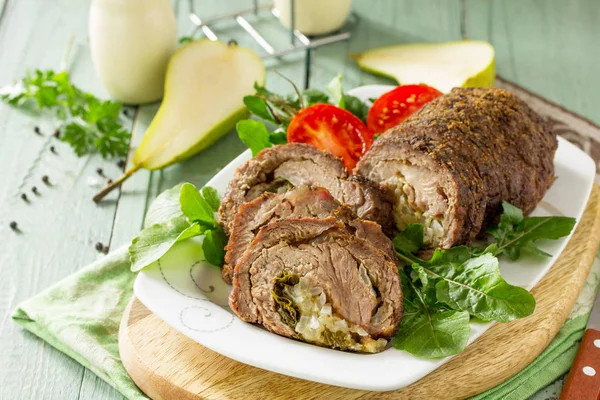 Bir festival Şükran günü Armut ve Peynir ile Et Rulo Dolması