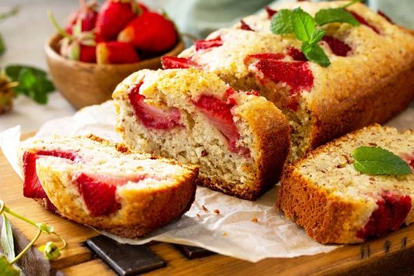 Delicious summer dessert strawberry pie, sweet delicious holiday — Stock Photo, Image