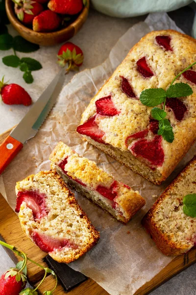 Delicious summer dessert strawberry pie, sweet delicious holiday — Stock Photo, Image