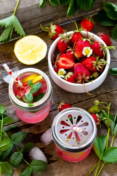 Fresh Strawberry lemonade on rustic wooden table. — Stock Photo, Image