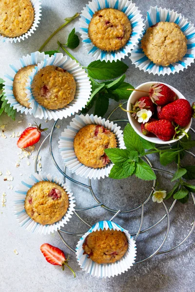 Postre de verano. Muffins con harina de avena y fresa fresca —  Fotos de Stock