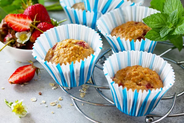 Postre de verano. Muffins con Fresa Fresca en piedra o concre —  Fotos de Stock