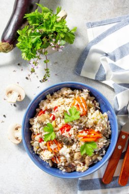 Diyet menüsü. Sağlıklı yiyecekler. Vejetaryen sebzeli mantarpilavı. R