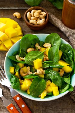 Diyet menüsü, Vegan yemekleri. Ispanaklı sağlıklı salata, mango, ceviz 