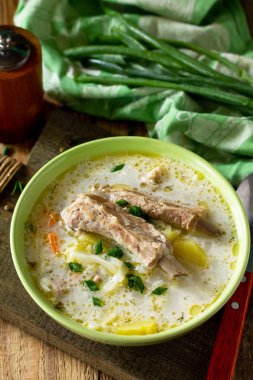 Bir kitch üzerinde lahana, ekşi krema ve et kaburga ile Sebze çorbası