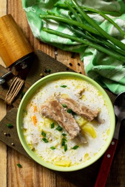 Bir kitch üzerinde lahana, ekşi krema ve et kaburga ile Sebze çorbası