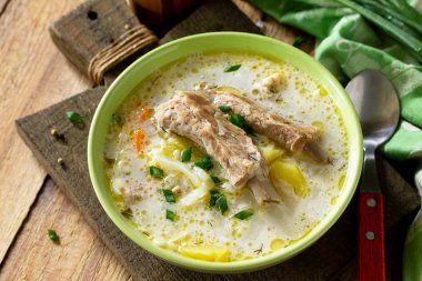 Bir kitch üzerinde lahana, ekşi krema ve et kaburga ile Sebze çorbası