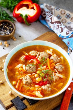 Makarna, hindi köfteve Bezelye li Ev Yapımı Sıcak Çorba