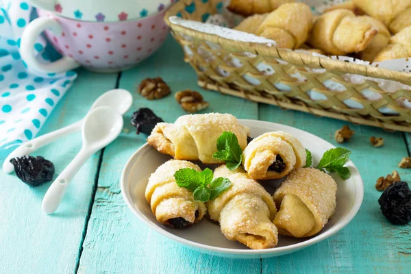 Домашнее печенье с сушеными черносливом и грецкими орехами на деревенском лесу — стоковое фото