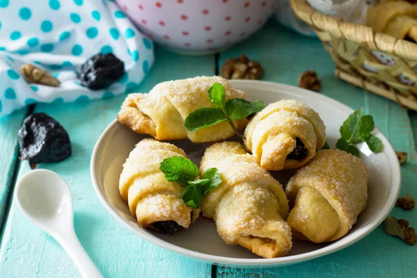 Домашнее печенье с сушеными черносливом и грецкими орехами на деревенском лесу — стоковое фото