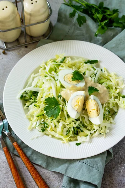 Здоровый салат. Веганский салат с капустой, яйцами, огурцом, кориандом — стоковое фото