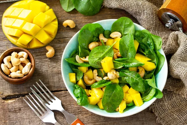 Menu de dieta, comida Vegan. Salada saudável com espinafre, manga, noz-pecã — Fotografia de Stock