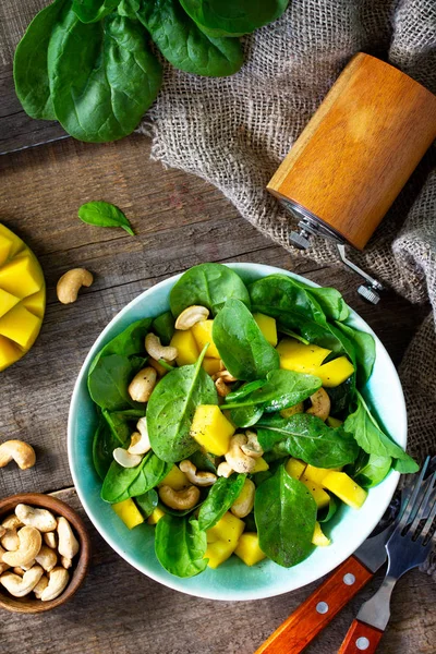 Menu de dieta, comida Vegan. Salada saudável com espinafre, manga, noz-pecã — Fotografia de Stock