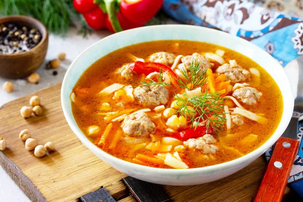 自制热汤，意大利面、火鸡肉丸和豌豆鸡皮 — 图库照片