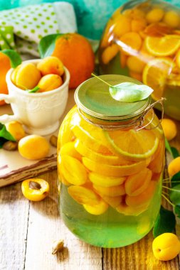 Kayısı ve portakal kompostosu ve taze organik kayısı, turuncu 