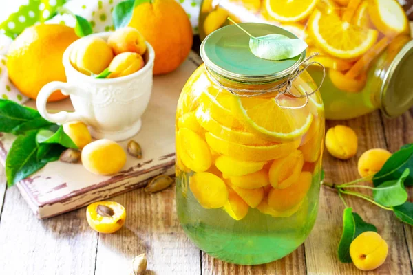 Kayısı ve portakal kompostosu ve taze organik kayısı, turuncu 