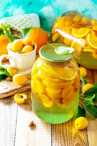 Kajszibarack és narancs kompót és friss bio sárgabarack, narancs — Stock Fotó