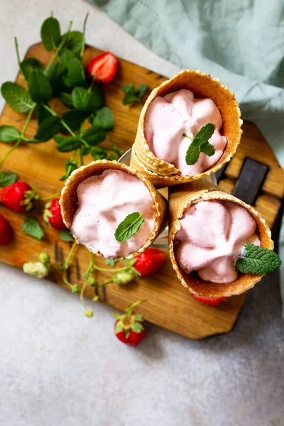 हलके दगड किंवा स्लॅटवर कोनमध्ये आईस्क्रीम स्कूप्सचे स्ट्रॉबेरी — स्टॉक फोटो, इमेज