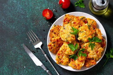 Kıymadan yapılan tavuk pirzola, kırmızı biber, domates