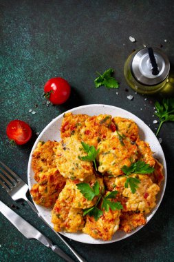 Kıymadan yapılan tavuk pirzola, kırmızı biber, domates