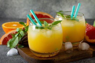Greyfurt ve portakal cin kokteyl veya margarita, ferahlatıcı drin