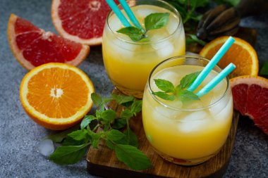 Greyfurt ve portakal cin kokteyl veya margarita, ferahlatıcı drin