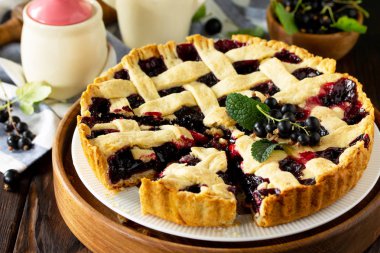 Kuş üzümü yakın çekim ile lezzetli pasta. Berry pie yaz. Tatlı pi