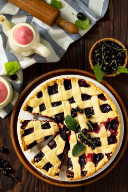 Berry pie yaz. Tatlı turta, taze dut kuş üzümlü turta. Şarküteri