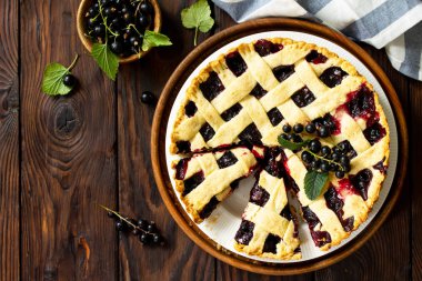 Berry pie yaz. Tatlı turta, taze dut kuş üzümlü turta. Şarküteri