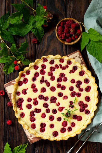Лето ягодного пирога. Сладкий пирог, пирог со свежей малиной . — стоковое фото