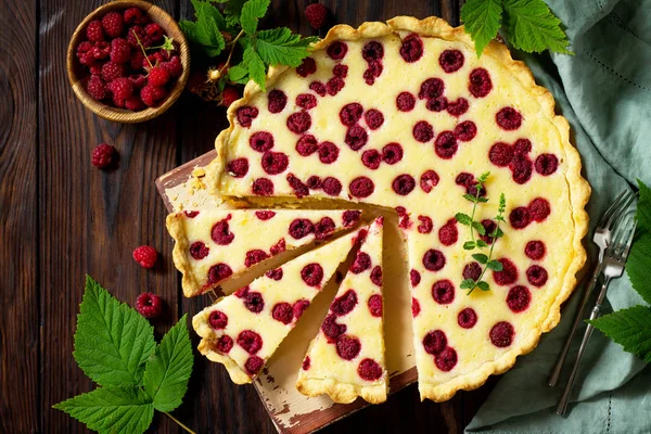 Лето ягодного пирога. Сладкий пирог, пирог со свежей малиной . — стоковое фото