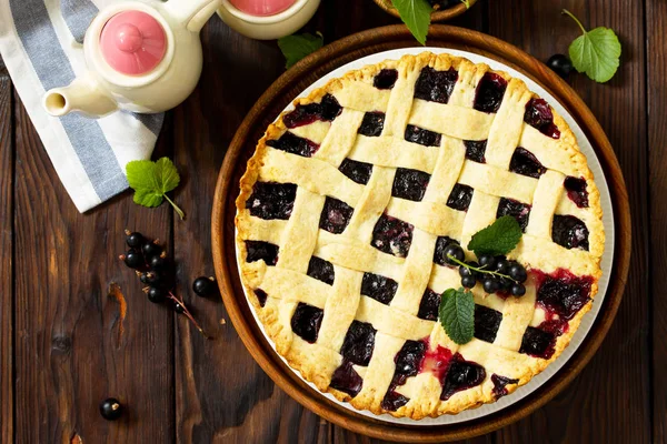 Pastel de bayas de verano. Pastel dulce, tarta con grosella fresca. Deli. — Foto de Stock