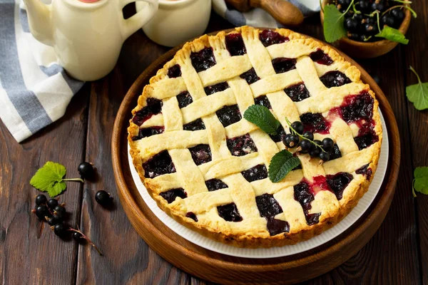 Pastel de bayas de verano. Pastel dulce, tarta con grosella fresca. Deli. — Foto de Stock