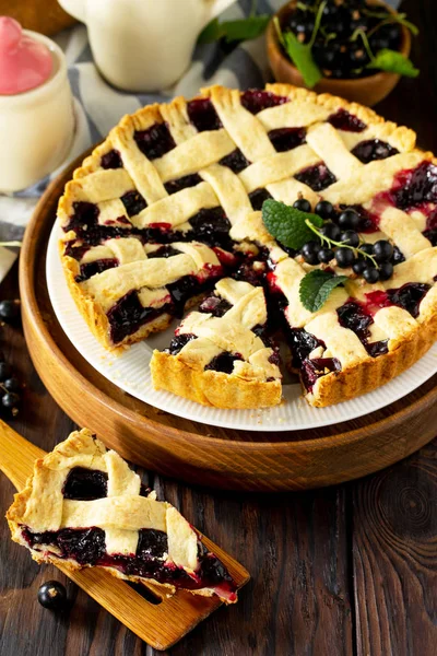 Pastel de bayas de verano. Pastel dulce, tarta con grosella fresca. Deli. — Foto de Stock