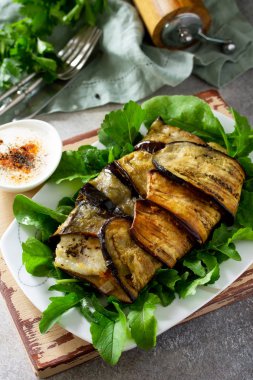 Bir patlıcan ızgara sebze ile pişmiş lezzetli balık