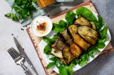 Bir patlıcan ızgara sebze ile pişmiş lezzetli balık