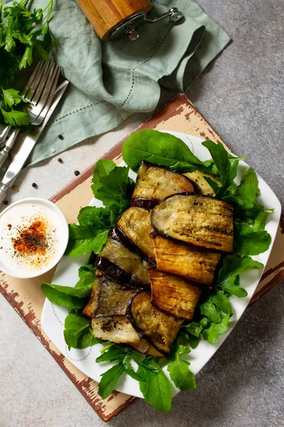 Delicioso peixe assado com legumes em uma berinjela grelhada em um — Fotografia de Stock