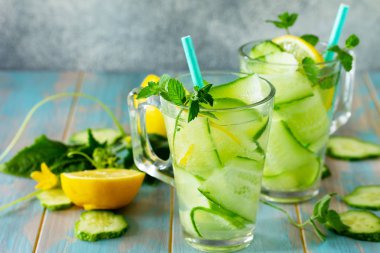 Taze organik soğuk ve canlandırıcı infikasyon detoks Wat ile gözlük