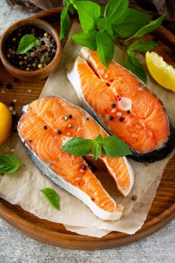 Biftek çiğ balık pişirme için hazırlanmıştır. Fesleğen ve baharat ile Somon