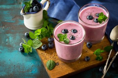 Kayrak sekmesinde yaban mersini ile bir bardak Sağlıklı Chia tohumlu puding