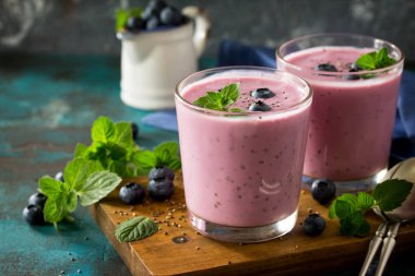 Kayrak sekmesinde yaban mersini ile bir bardak Sağlıklı Chia tohumlu puding